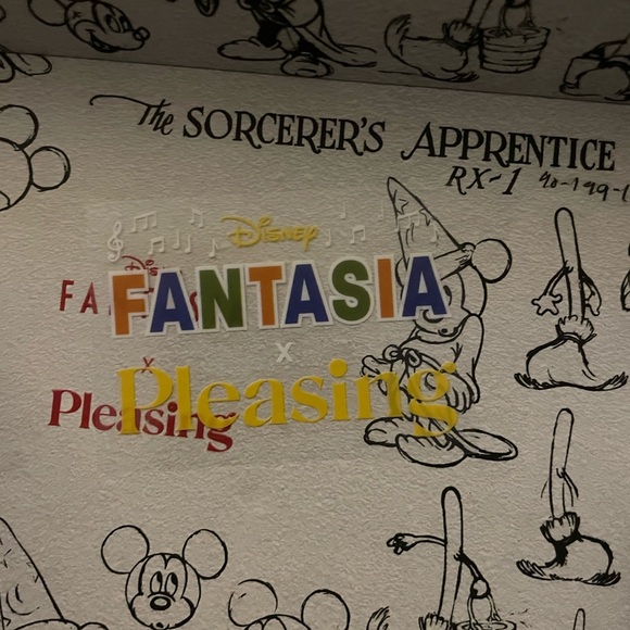 Disney Pleasing Makeup Palette with Mickey Mouse Design - Picture 4 of 6